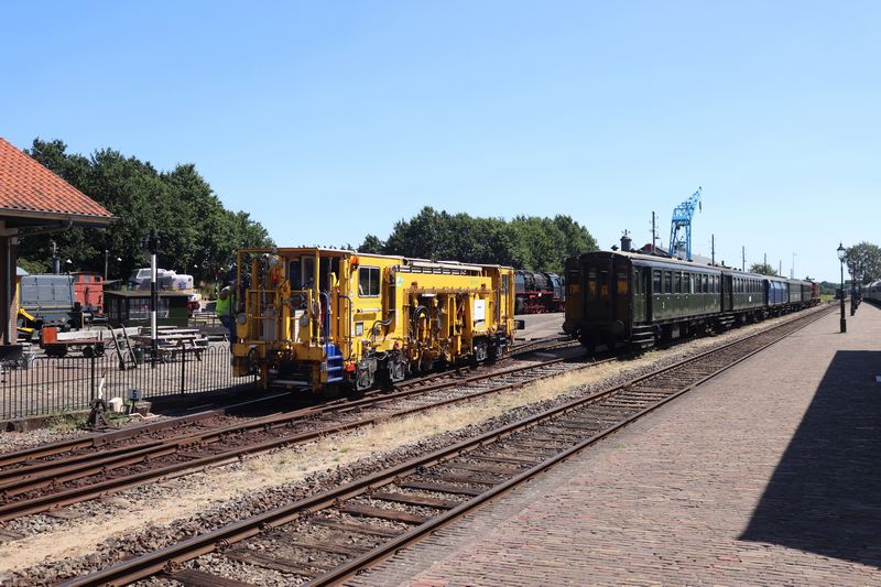 BAM Stopmachine met het fabrieksnummer 1214 en het UIC-nummer 99 84 942 8 702-7.